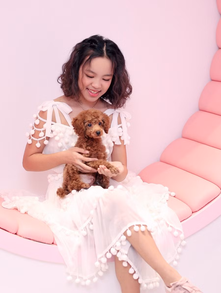 Elyza sở hữu thành tích học tập đáng nể từ khi còn bé. Theo tiết lộ của bà xã Hoài Phương, con gái từng được huy chương đồng môn wushu, thuộc top 3 học sinh học tốt tại một trường ở Mỹ khi chỉ mới 9 tuổi. Dù sinh sống ở Mỹ thời gian dài song cô bé vẫn nói thành thạo tiếng Việt và rất yêu thích các món ăn Việt Nam. Điều này khiến nữ nghệ sĩ cảm thấy tự hào. Ảnh: NVCC 