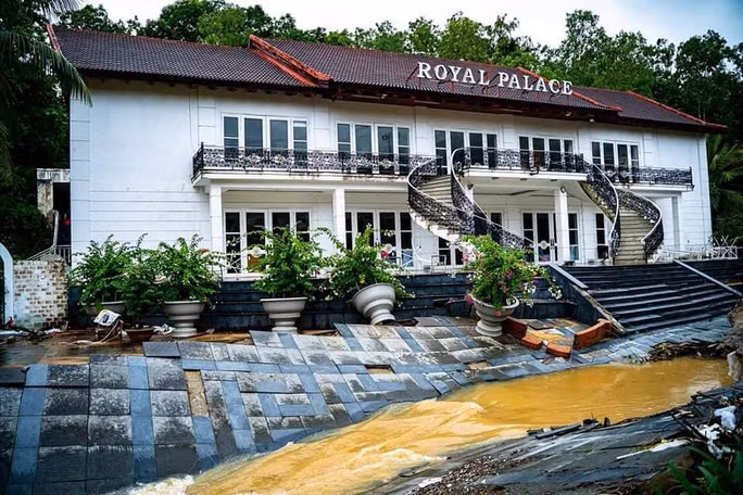 Mương thoát nước từ phường Ghềnh Ráng chảy ra biển nằm bên trong khuôn viên Resort Hoàng Gia