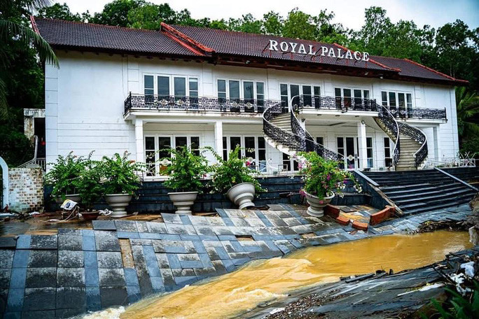 Mương thoát nước từ phường Ghềnh Ráng chảy ra biển nằm bên trong khuôn viên Resort Hoàng Gia