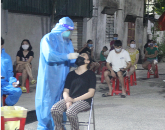 Lực lượng chức năng tỉnh Nghệ An lấy mẫu xét nghiệm cộng đồng cho người dân - Ảnh: Đức Ngọc Lực lượng chức năng tỉnh Nghệ An lấy mẫu xét nghiệm cộng đồng cho người dân - Ảnh: Đức Ngọc