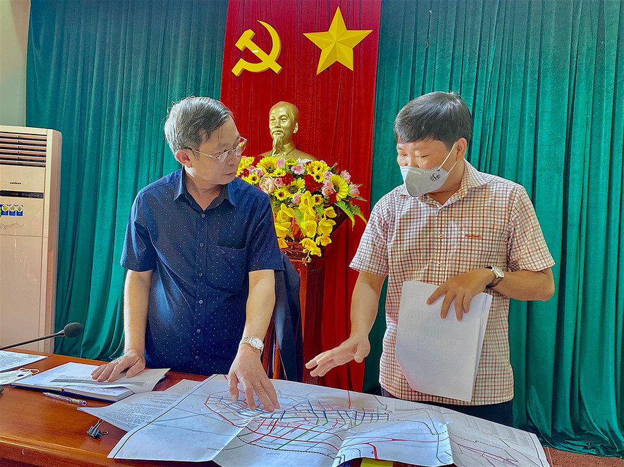 Ông Huỳnh Thế Mạnh (bìa trái) trao đổi với lãnh đạo UBND huyện Đak Đoa tại buổi thẩm tra. Ảnh: Mộc Trà Các đại biểu thảo luận tại buổi thẩm tra. Ảnh: Mộc Trà.