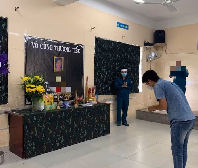 Thịnh chịu tang mẹ ngay trong bệnh viện dã chiến.