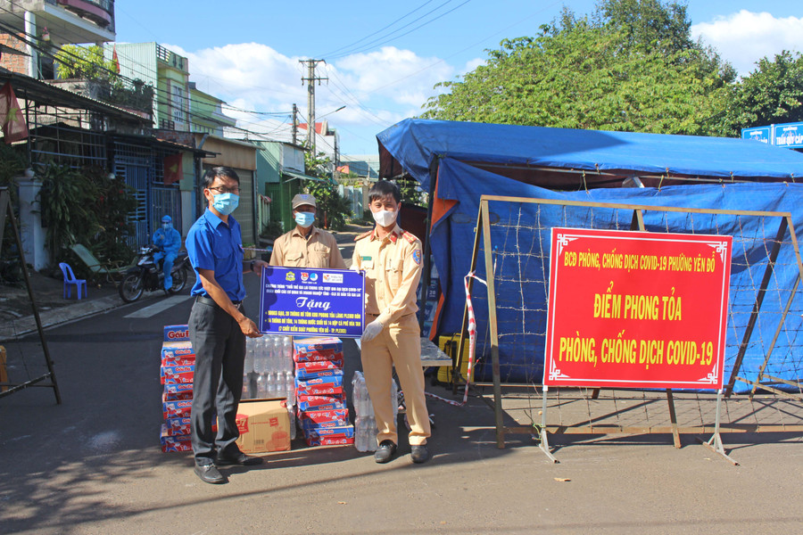 Ban tổ chức chương trình “Tuổi trẻ Gia Lai chung sức vượt qua đại dịch Covid-19”, Đoàn khối các Cơ quan và Doanh nghiệp tỉnh, CLB xe bán tải Gia Lai tặng quà cho chốt kiểm soát dịch bệnh tại làng 50. Ảnh: Phan Lài