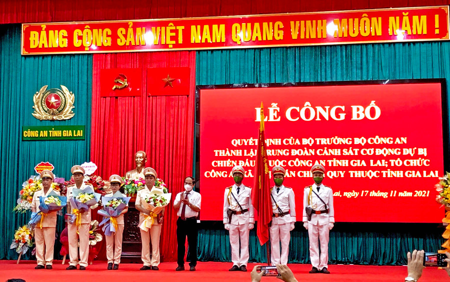 Đồng chí Võ Ngọc Thành-Phó Bí thư Tỉnh ủy, Chủ tịch UBND tỉnh tặng hoa chúc mừng Ban Chỉ huy Trung đoàn Cảnh sát Cơ động dự bị chiến đấu Công an tỉnh. Ảnh: Lê Hòa