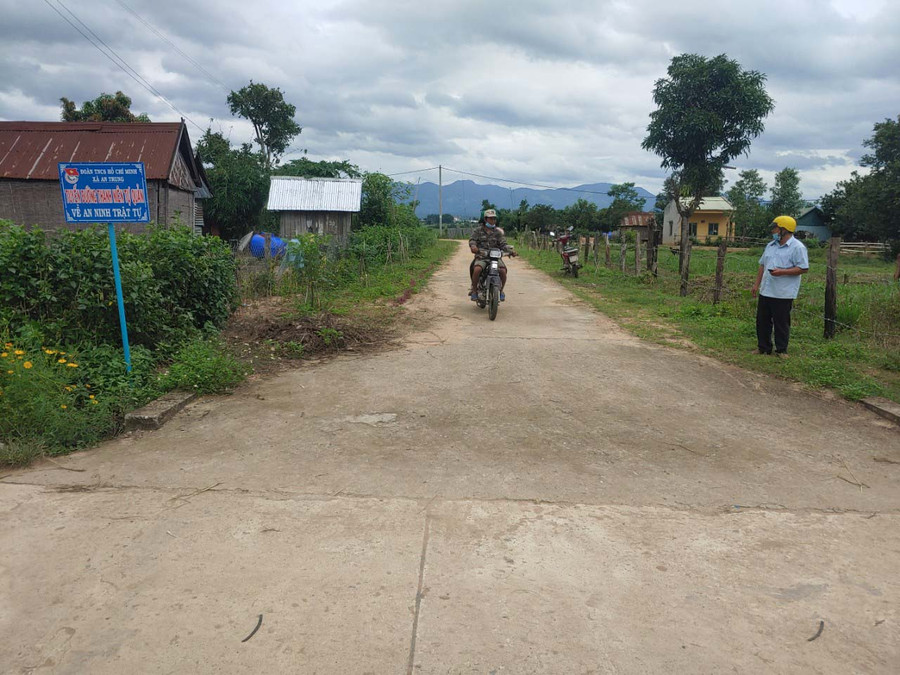 Đoạn đường bê tông đi qua mảnh đất do bà Đinh Thị A Mlem hiến tặng. Ảnh: R’Ô HOK