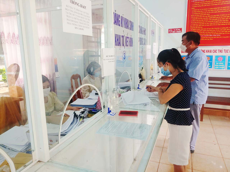 Người dân đến giải quyết thủ tục hành chính tại bộ phận một cửa thị trấn Ia Kha. Ảnh: R’Ô PRIN