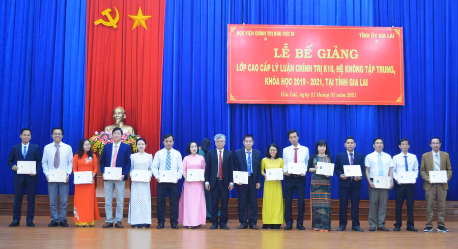 Các học viên nhận bằng tốt nghiệp. Ảnh: Anh Huy