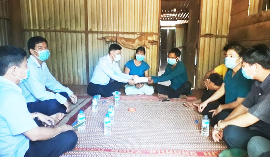 Ông Nguyễn Minh Trưởng (thứ 3 từ trái sang)-Chủ tịch Hội Nông dân tỉnh trao tặng 3 triệu đồng cho ông Rah Lan Đa ở làng Pó (xã Ia Kly, huyện Chư Prông). Ảnh: Hoàng Cư Đồng chí Nguyễn Minh Trưởng-Tỉnh ủy viên, Chủ tịch Hội Nông dân tỉnh (thứ 3 bên trái) trao tặng 3 triệu đồng cho ông Rah Lan Đa, ở làng Pó, xã Ia Kly, huyện Chư Prông. Ảnh: Hoàng Cư