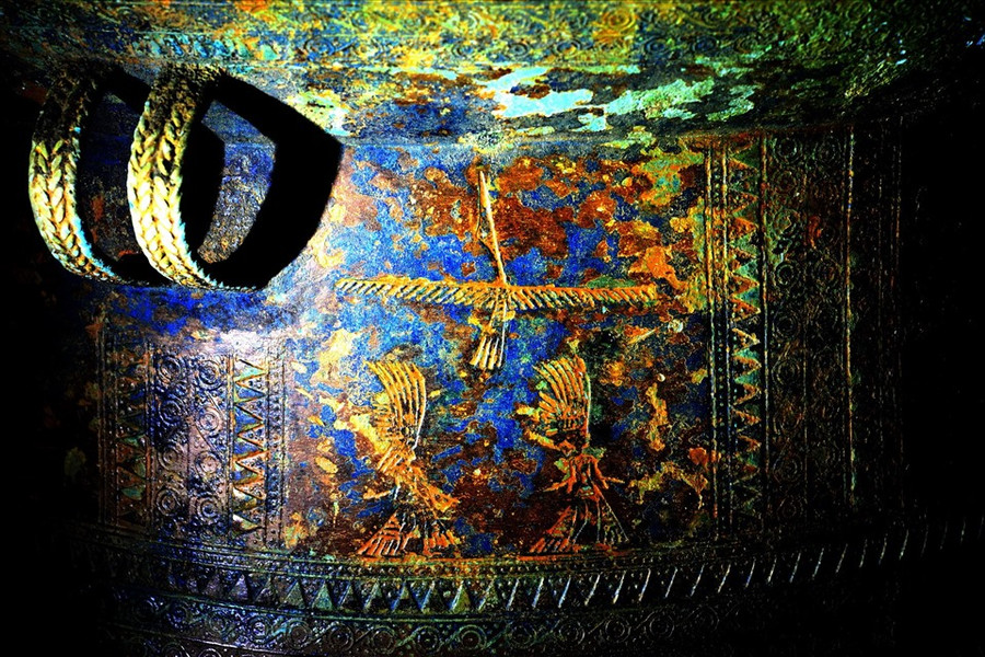 Hoa văn người múa hoá trang trang trí trên trống Kính Hoa. Ảnh: Trịnh Sinh