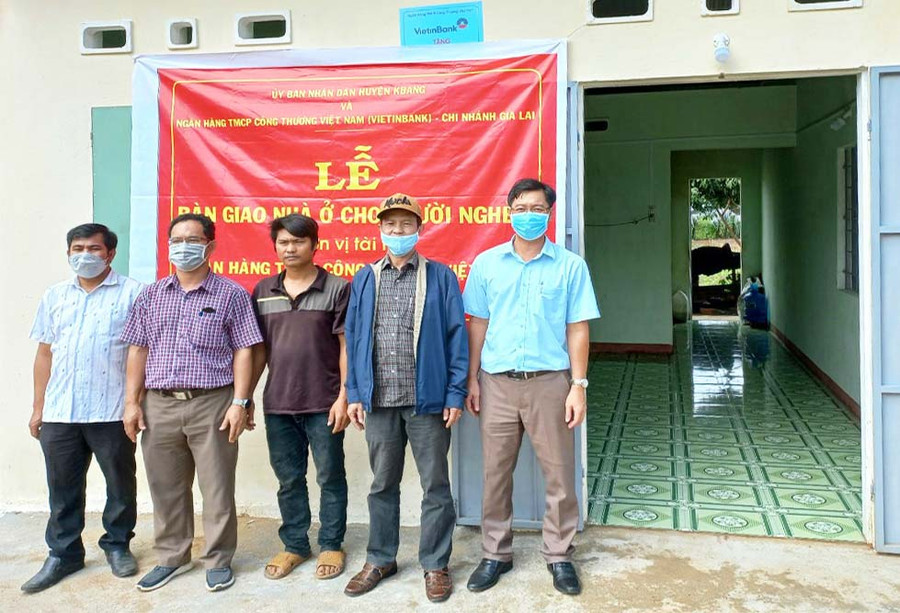 Bàn giao nhà ở cho gia đình anh Đinh Liêu – hộ nghèo ở làng Groi, thị trấn Kbang. Ảnh: Minh Ngân