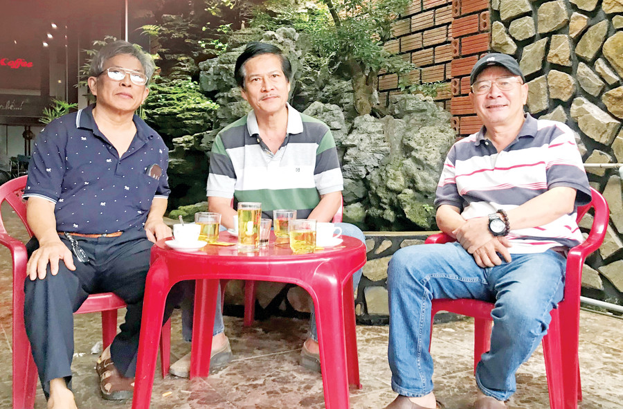 Tác giả (bìa phải) cùng nhà thơ Hương Đình (giữa) và nhà thơ Phạm Đức Long. Ảnh: Văn Công Hùng