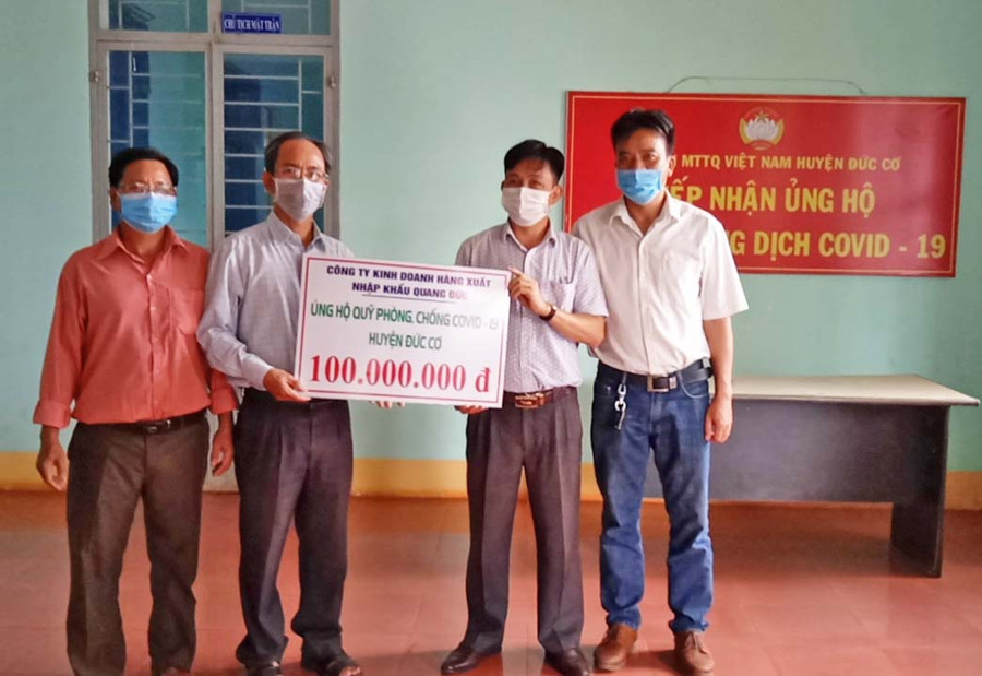 Ông Thái Quang Hoàng (thứ ba từ trái sang) trao bảng tượng trưng ủng hộ Quỹ phòng-chống dịch Covid-19 huyện Đức Cơ. Ảnh: Đình Hoàng Ông Thái Quang Hoàng (thứ ba từ trái sang) trao bảng tượng trưng ủng hộ Quỹ phòng-chống dịch Covid-19 huyện Đức Cơ. Ảnh: Đình Hoàng