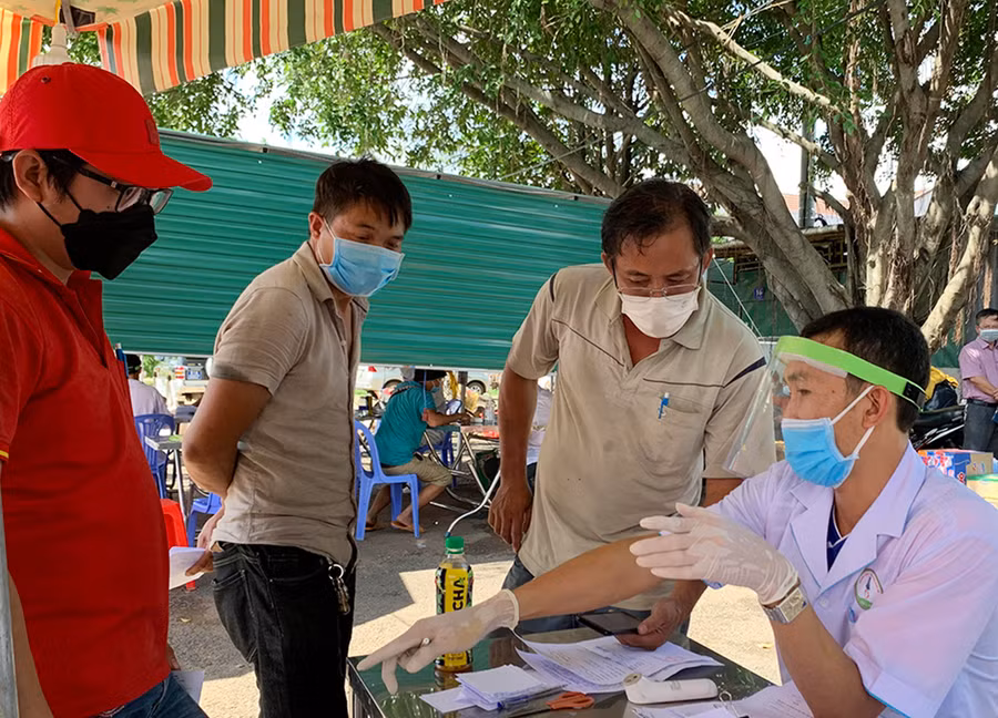 Người dân khai báo y tế tại chốt kiểm soát phòng-chống dịch cầu 110 (huyện Chư Pưh). Ảnh: Như Nguyện