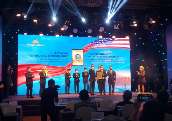 Lễ trao chứng chỉ cấp phép bay thẳng thường lệ đến Hoa Kỳ cho Vietnam Airlines