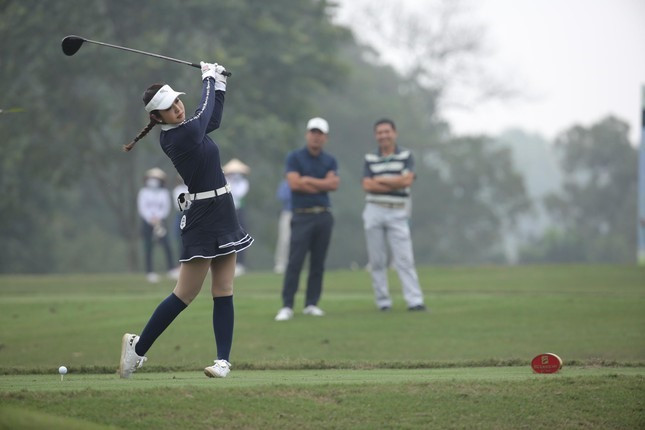 Hoa hậu Châu Á tại Mỹ 2006 Jennifer Phạm thực hiện cú swing driver khá điệu nghệ. Đây đã là lần thứ 2 Jennifer tham gia tranh tài tại Tiền Phong Golf Championship.