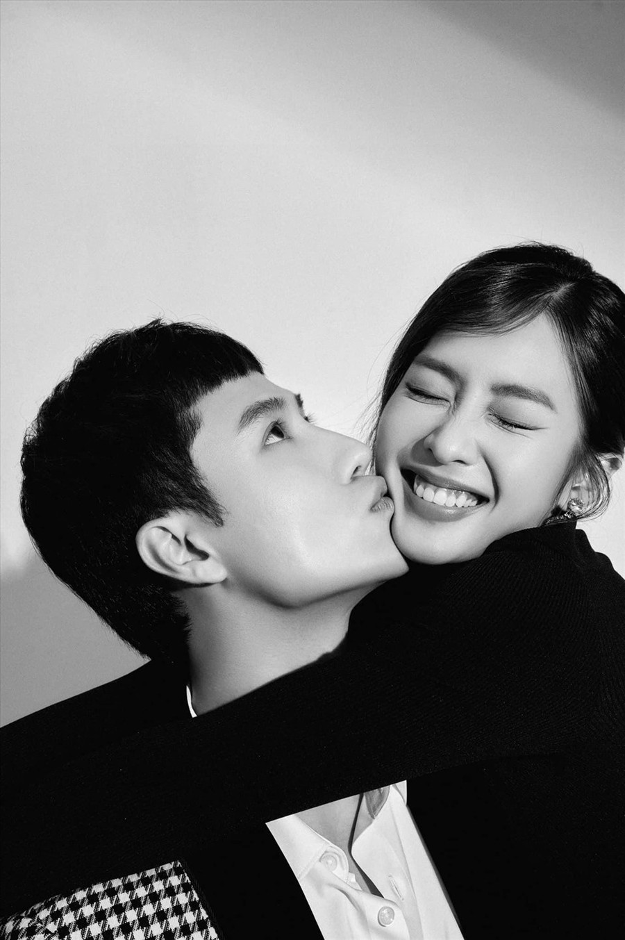 Cô và bạn diễn Thanh Sơn được cho là “phim giả tình thật” bởi có nhiều cử chỉ tình tứ, quan tâm đặc biệt phía sau hậu trường. Ảnh: NVCC