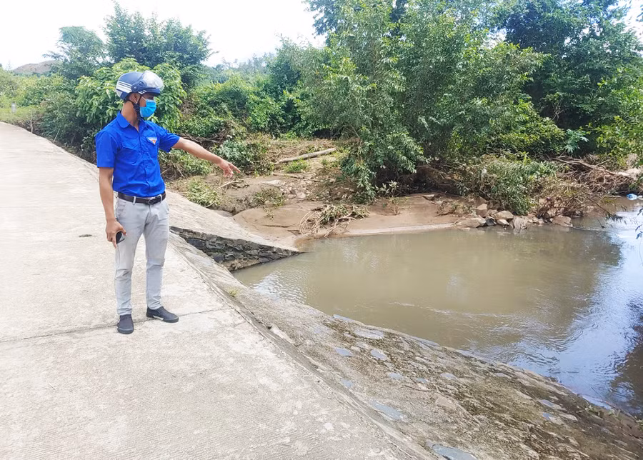 Cán bộ Đoàn xã Yang Nam đi khảo sát ao hồ, sông suối… để lắp đặt các biển cảnh báo phòng tránh đuối nước. Ảnh: R'Ô HOK