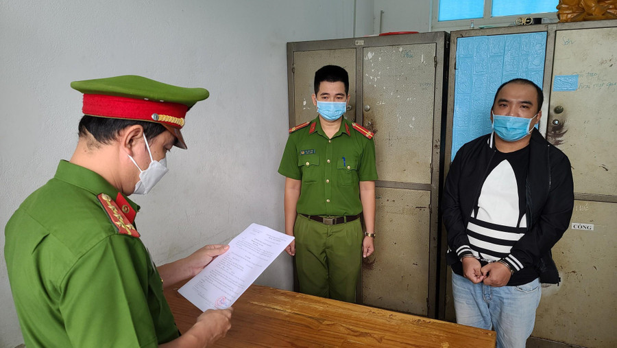 Nguyễn Quốc Tài nghe đọc lệnh khởi tố. Ảnh: Nguyễn Tú