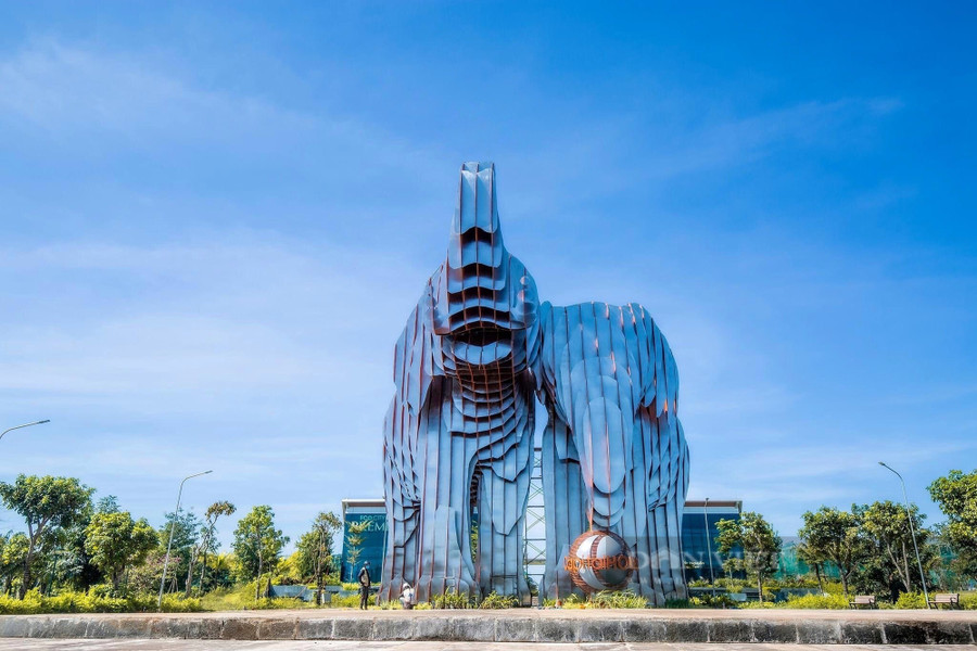 Song tượng Thịnh vượng đang chuẩn bị được hoàn thiện để sẵn sàng đón sóng du lịch Ban Mê.