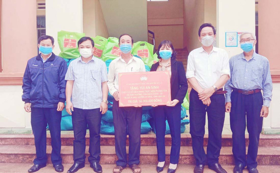 Bà Phạm Thị Lan-Phó Chủ tịch Ủy ban MTTQ Việt Nam tỉnh tặng túi an sinh cho các hộ gia đình gặp khó khăn do bị ảnh hưởng bởi dịch Covid-19 trên địa bàn xã Ia Sao, huyện Ia Grai. Ảnh: Ngọc Anh