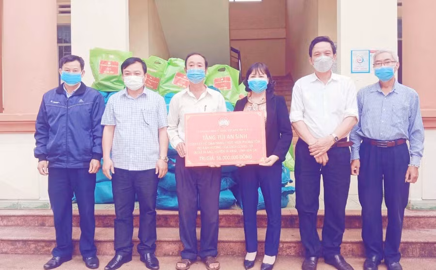 Bà Phạm Thị Lan-Phó Chủ tịch Ủy ban MTTQ Việt Nam tỉnh tặng túi an sinh cho các hộ gia đình gặp khó khăn do bị ảnh hưởng bởi dịch Covid-19 trên địa bàn xã Ia Sao, huyện Ia Grai. Ảnh: Ngọc Anh