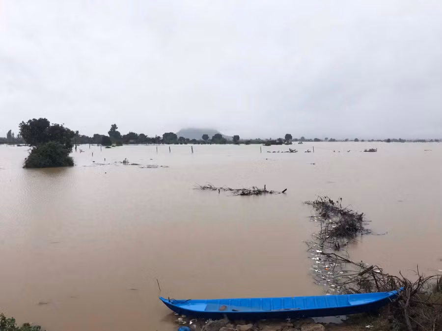 Lượng nước dâng cao nhanh chóng khiến 14 người dân bị mắc kẹt. Ảnh: Văn Ngọc
