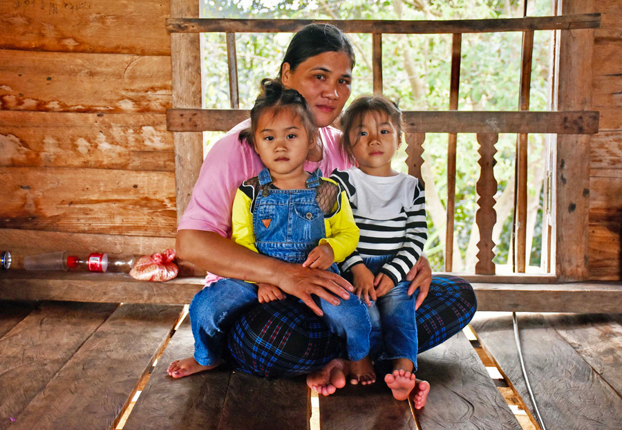  Bà Hoàng Thị Thắm thay con gái thăm sóc các cháu mồ côi. Ảnh: Phương Duyên