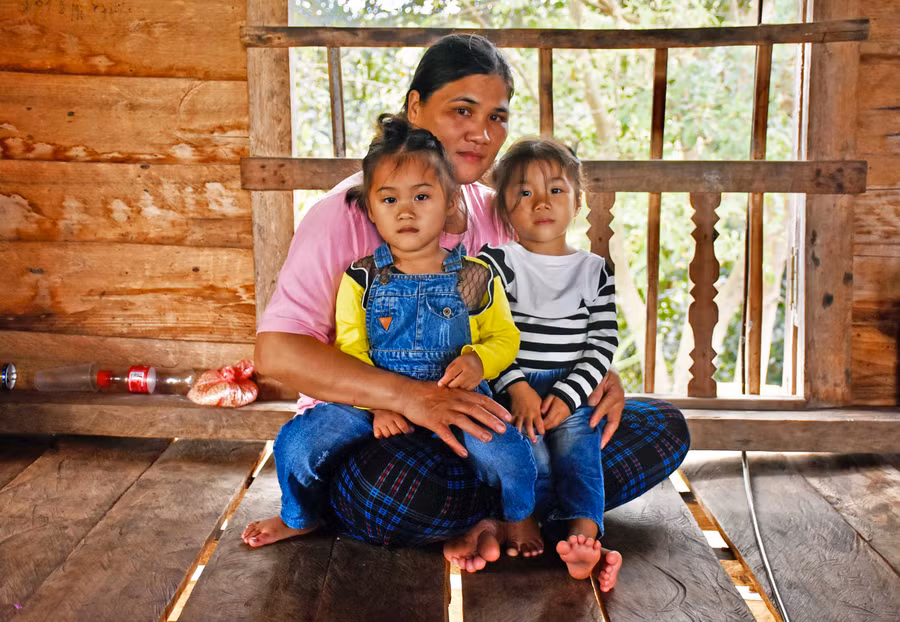  Bà Hoàng Thị Thắm thay con gái thăm sóc các cháu mồ côi. Ảnh: Phương Duyên