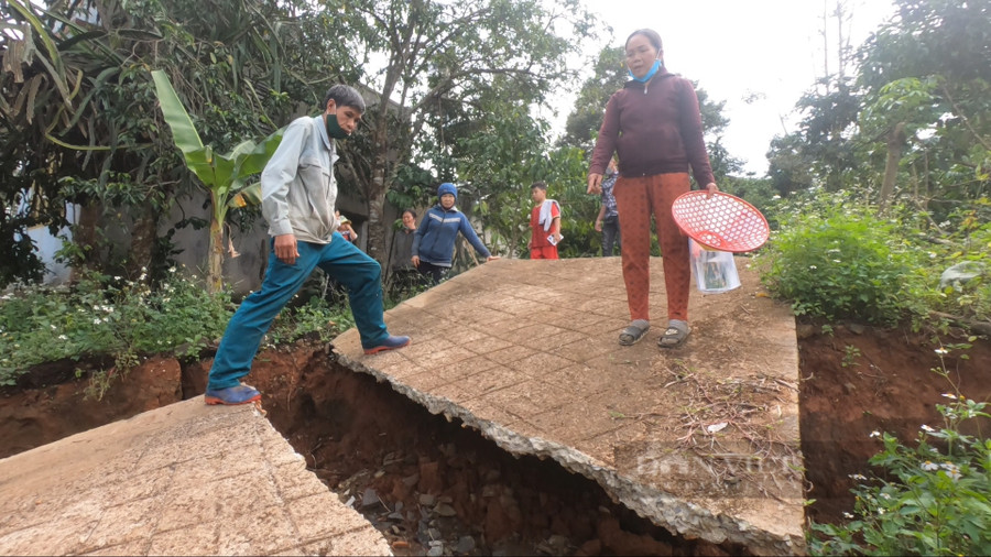 Con đường đi vào 3 hộ dân trong hẻm 509/5, thôn Kim Phát bị đứt gãy do sụt lún, không thể đi lại được bằng các phương tiện giao thông. Ảnh: Văn Long Con đường đi vào 3 hộ dân trong hẻm 509/5, thôn Kim Phát bị đứt gãy do sụt lún, không thể đi lại được bằng các phương tiện giao thông. Ảnh: Văn Long.