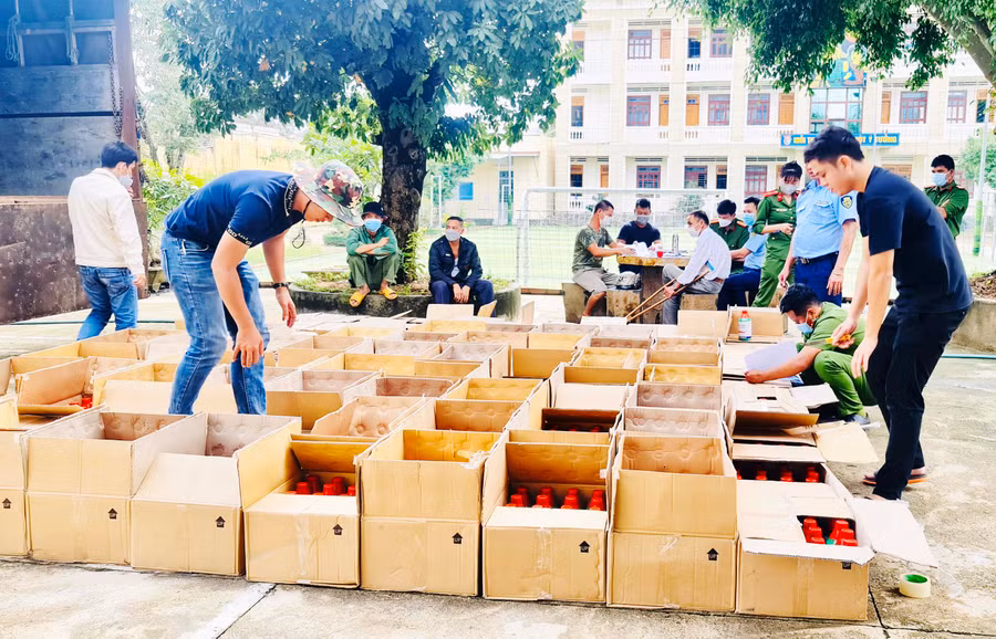 Đoàn kiểm tra tiến hành kiểm đếm hàng hóa vi phạm. Ảnh: Vũ Thảo