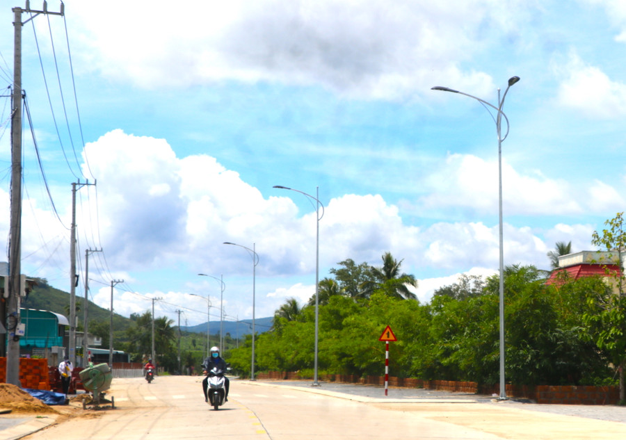 Được sự quan tâm đầu tư của Nhà nước và Nhân dân đóng góp tiền để lát gạch vỉa hè nhiều tuyến đường trên địa bàn phường Tây Sơn (thị xã An Khê) sáng-xanh-sạch-đẹp. Ảnh: Ngọc Minh