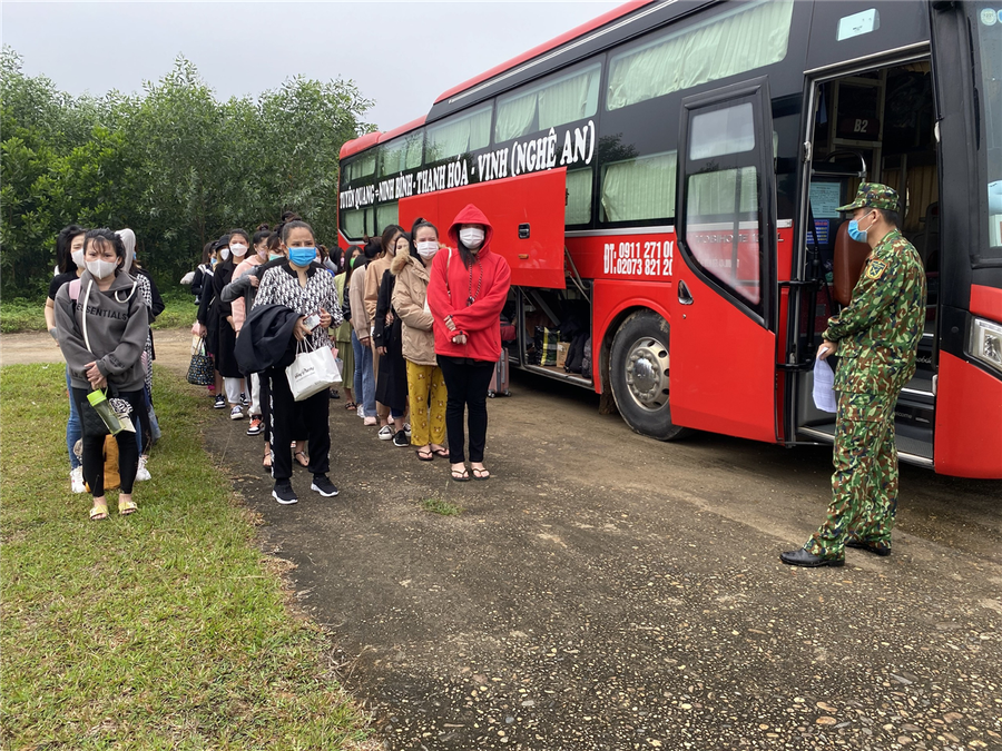  Các nạn nhân được hỗ trợ phương tiện về nơi cư trú - Ảnh: Bộ Công an