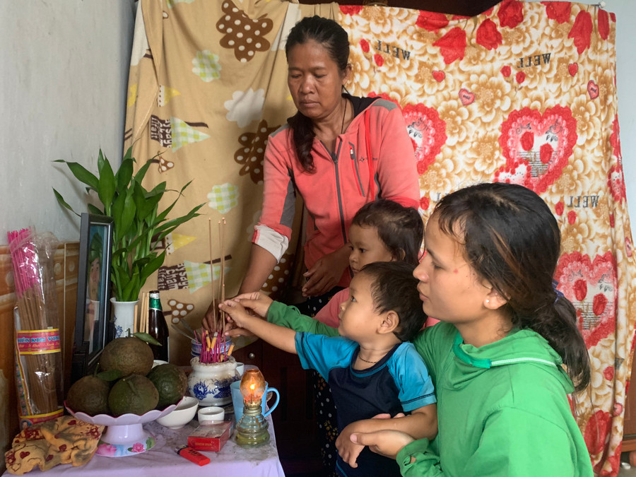  3 mẹ con chị Ksor HHiên (vợ nạn nhân Rcom Soáp) dọn qua ở nhà ba mẹ chồng để tiện hương khói cho chồng và nhờ ông bà đỡ đần nuôi dạy con cái. Ảnh: Vũ Chi