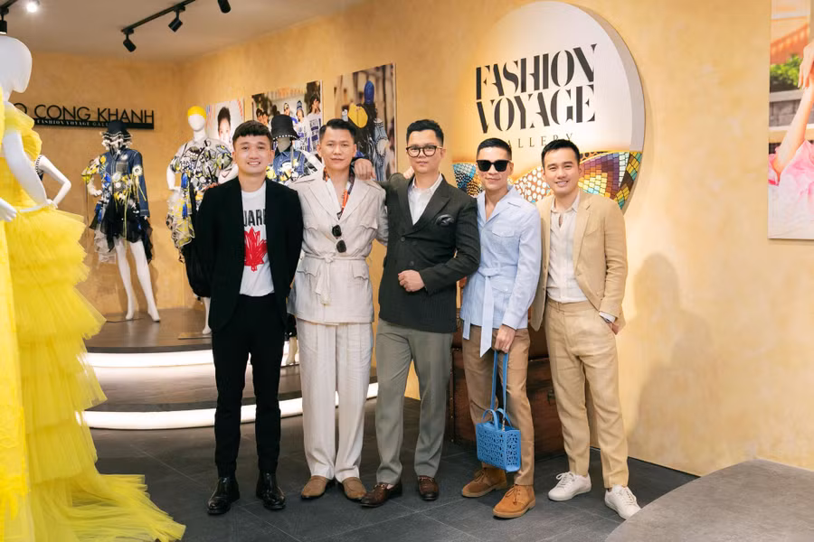 Các nhà thiết kế Lê Ngọc Lâm, Hoàng Minh Hà, Adrian Anh Tuấn, Lê Thanh Hòa và đạo diễn Long Kan (áo đen đứng giữa) - nhà sáng lập Fashion Voyage Gallery. Ảnh: Kiếng cận team
