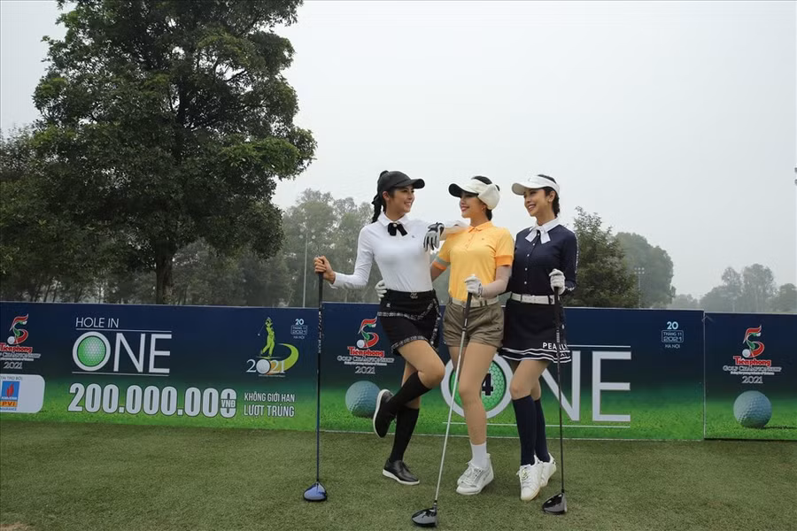 Ở mùa giải thứ 5, giải Tiền Phong Golf Championship diễn ra trong điều kiện bình thường mới với nhiều quy định nghiêm ngặt nhưng vẫn thu hút hơn 200 golfer đến tranh tài. Ngoài dàn Họa hậu, người đẹp còn có ca sĩ Tuấn Hưng, cầu thủ Văn Quyết,...