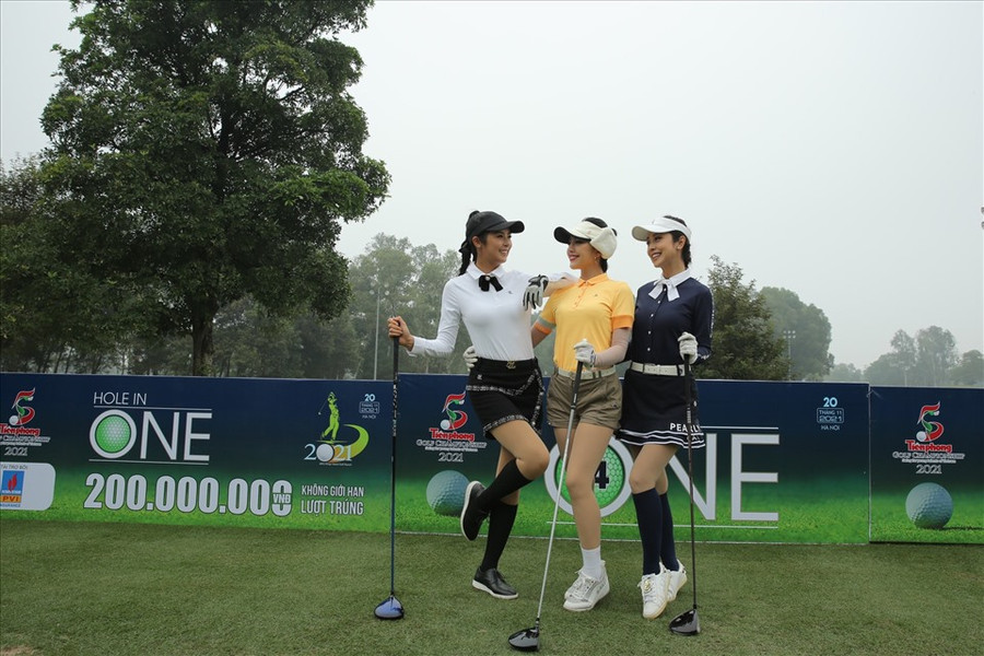 Ở mùa giải thứ 5, giải Tiền Phong Golf Championship diễn ra trong điều kiện bình thường mới với nhiều quy định nghiêm ngặt nhưng vẫn thu hút hơn 200 golfer đến tranh tài. Ngoài dàn Họa hậu, người đẹp còn có ca sĩ Tuấn Hưng, cầu thủ Văn Quyết,...