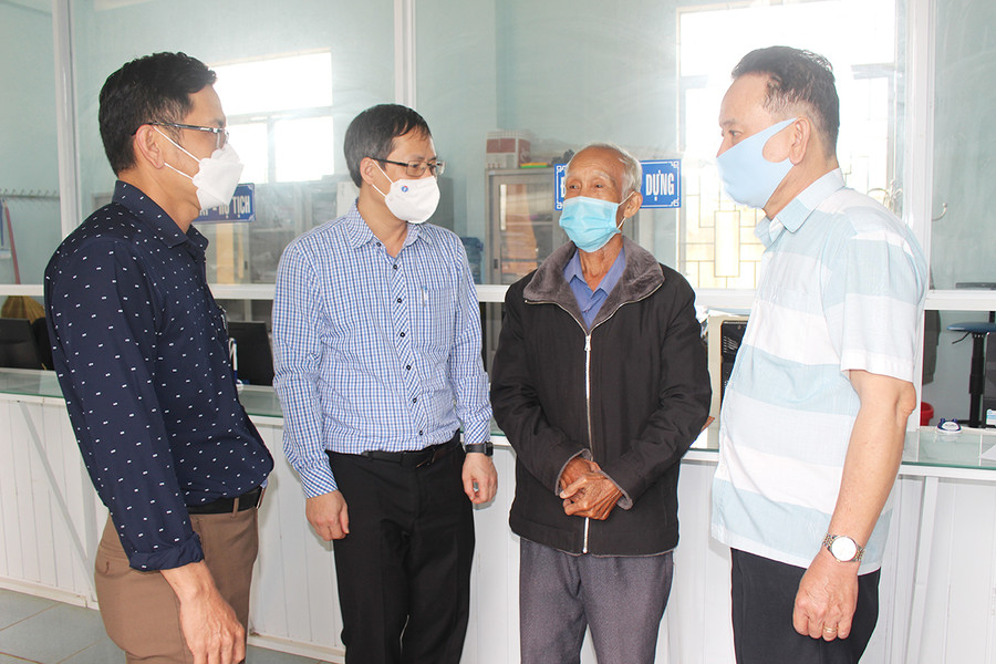 Đoàn nghiên cứu Học viện Chính trị Quốc gia Hồ Chí Minh trò chuyện với người dân xã Nghĩa Hưng (huyện Chư Păh) về sử dụng các dịch vụ công trực tuyến.Ảnh: Phan Lài