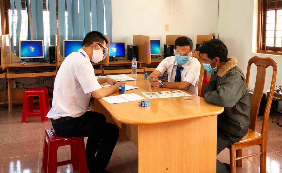 Sát hạch viên đang thực hiện sát hạch lý thuyết đối với thí sinh dự thi cấp GPLX hạng A0. Ảnh: Hải Lê