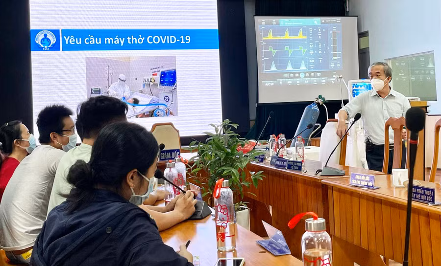 Các học viên được ThS-bác sĩ Đặng Thanh Tuấn (Bệnh viện Nhi đồng 1) hướng dẫn thực hành trên máy. Ảnh: Như Nguyện