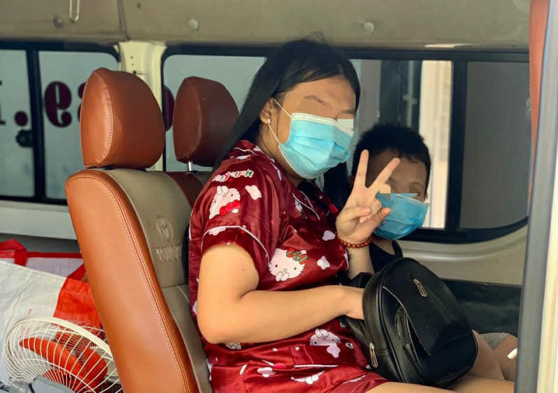 Hai chị em bé N. được đón về Đồng Nai sống cùng ông bà ngoại.