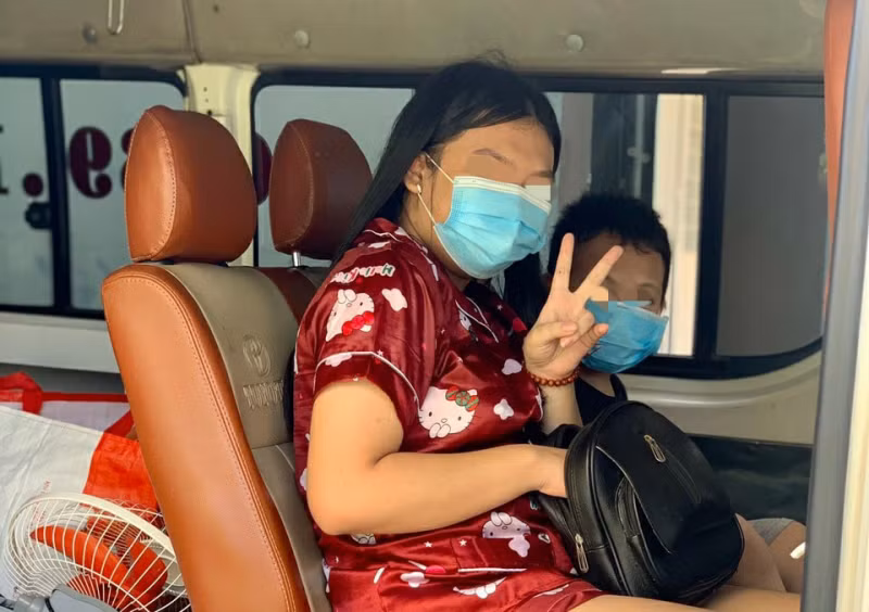 Hai chị em bé N. được đón về Đồng Nai sống cùng ông bà ngoại.