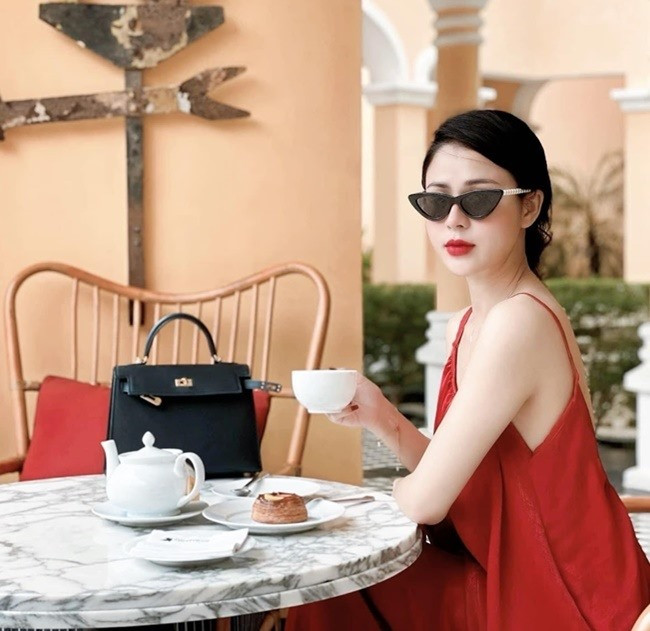 Lương Thu Trang sinh năm 1990, xuất thân là một diễn viên sân khấu kịch. Cô bắt đầu tham gia phim truyền hình với bộ phim 