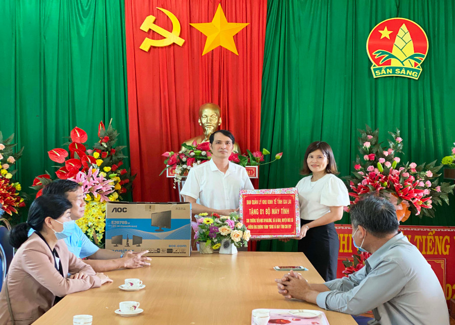 Ban Quản lý Khu Kinh tế tỉnh tặng máy vi tính để bàn cho Trường Tiểu học Kpă Klơng (làng Nú, xã Ia Nan). Ảnh: Hà Duy