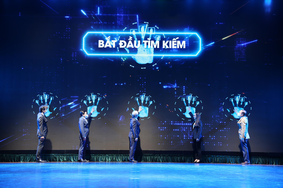 Các đại biểu nhấn nút khai mạc diễn đàn. Ảnh: Đăng Hải