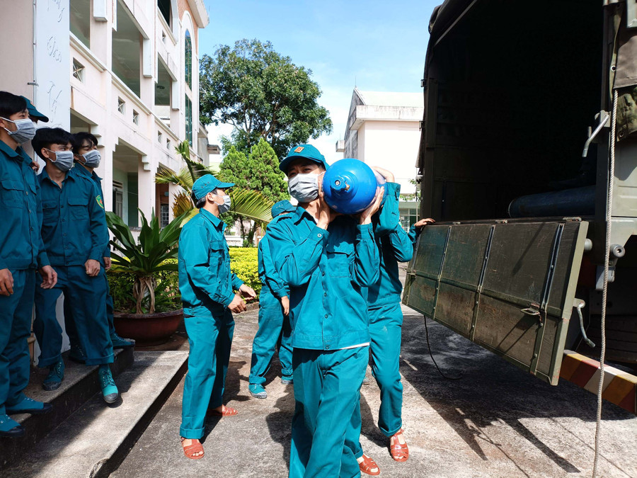 Bộ Chỉ huy Quân sự tỉnh Gia Lai phối hợp với Sư đoàn BB315 (Quân khu 5) vận chuyển các trang thiết bị y tế về Bệnh viện dã chiến số 2 của tỉnh Gia Lai. Ảnh: Như Nguyện