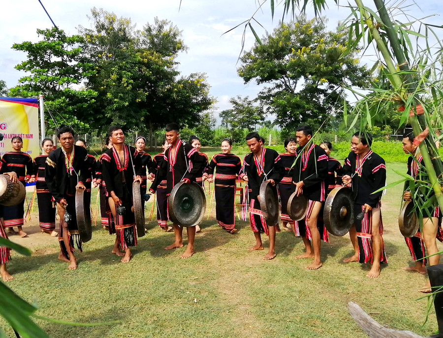  Đội cồng chiêng buôn Chư Jút (xã Chư Gu, huyện Krông Pa) trình diễn bài chiêng “Mừng chiến thắng”. Ảnh: Thủy Bình
