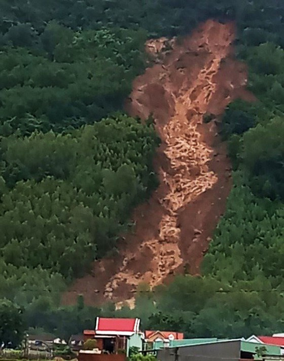  Vết sạt từ đỉnh núi Cấm kéo dài hàng trăm mét ngay bên trên nhà hàng chục hộ dân