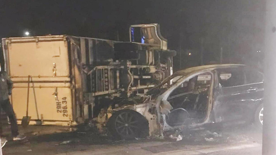 Chiếc xe BMW bị cháy rụi phần đầu sau cú va chạm. Ảnh: CTV