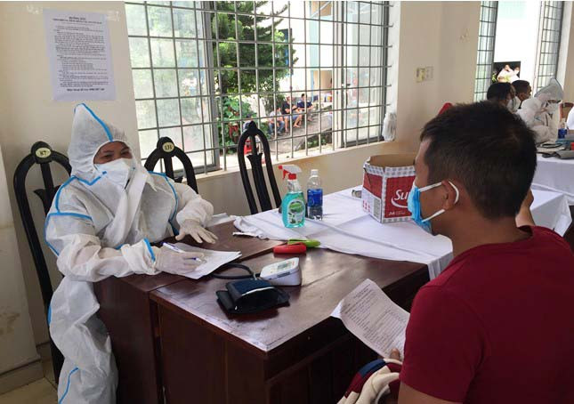 Bà An Thị Loan tham gia chống dịch Covid-19 tại phường Phù Đổng (TP. Pleiku). Ảnh: Xuân Giang