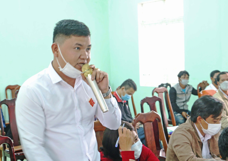 Cử tri xã An Trung kiến nghị các cấp quan tâm xây dựng cầu bắc qua sông Ba tạo điều kiện thuận lợi cho người dân 2 làng đi lại, giao thương buôn bán. Ảnh: Quang Tấn